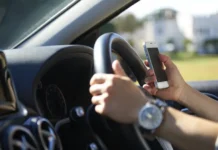 Штрафы и нюансы использования телефона за рулём в России shtrafy i nyuansy ispolzovaniya telefona za rulyom v rossii-journalrf-ru-0