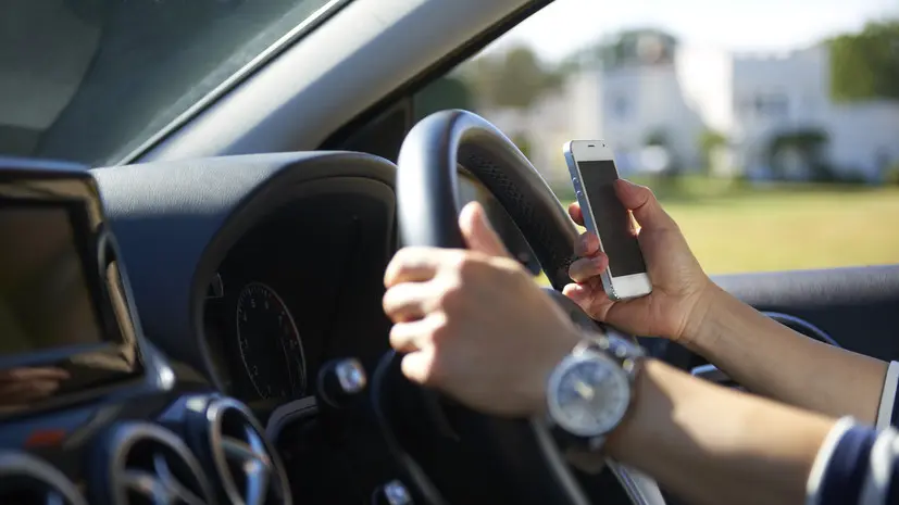 Юрист Салкин: использование телефона за рулём грозит штрафом
