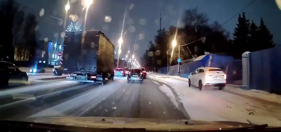 Сотрудники ДПС наказали москвича за езду по тротуару на иномарке