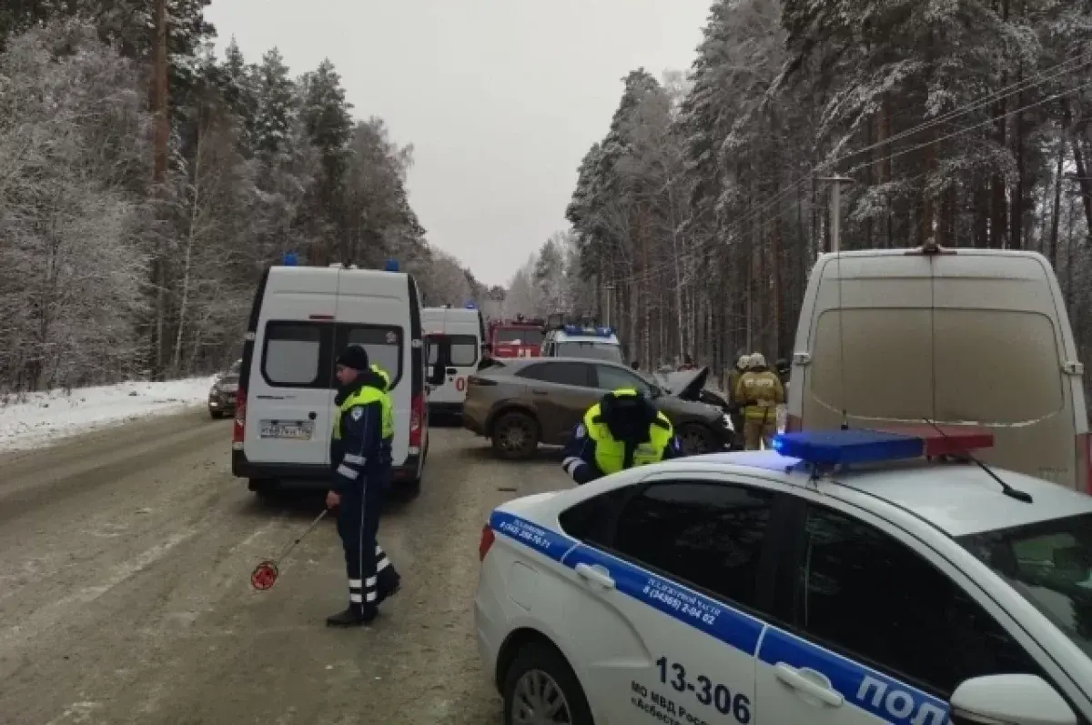 Столкновение автомобилей Changan и Mercedes в Свердловской области-0