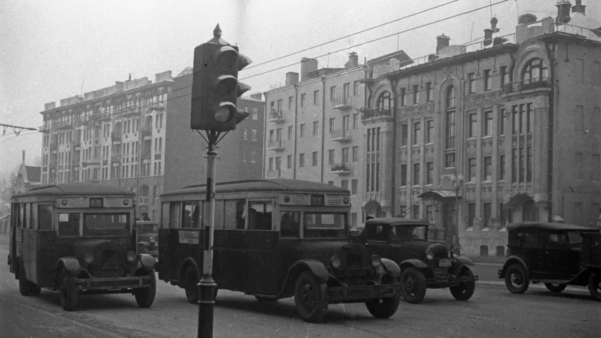 Поток транспорта на улицах Москвы регулирует светофор