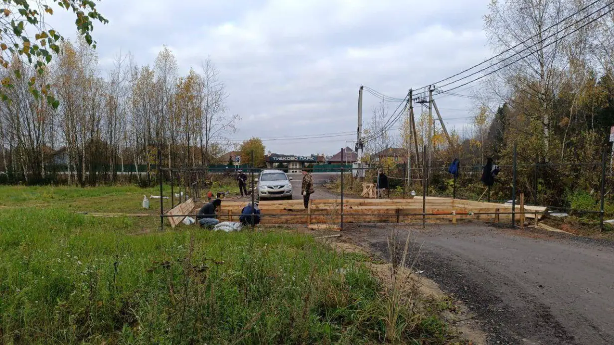 Мужчина в Подмосковье начал строить дом посреди единственного выезда из поселка