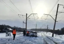 В Алтайском крае произошла авария с участием пассажирского поезда и Honda Fit v altajskom krae proizoshla avariya s uchastiem passazhirskogo poezda i -journalrf-ru-0