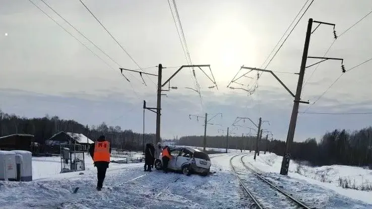 Два пенсионера погибли при столкновении поезда и автомобиля в Алтайском крае