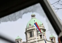 В Белграде проходит митинг у Парламента Сербии под контролем v belgrade prohodit miting u parlamenta serbii pod kontrolem-journalrf-ru-0