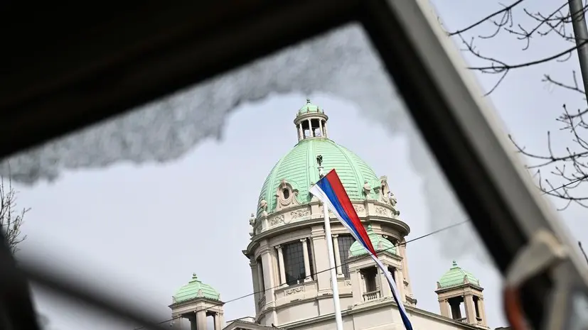 В Белграде участники демонстрации у парламента бросают бутылки и петарды