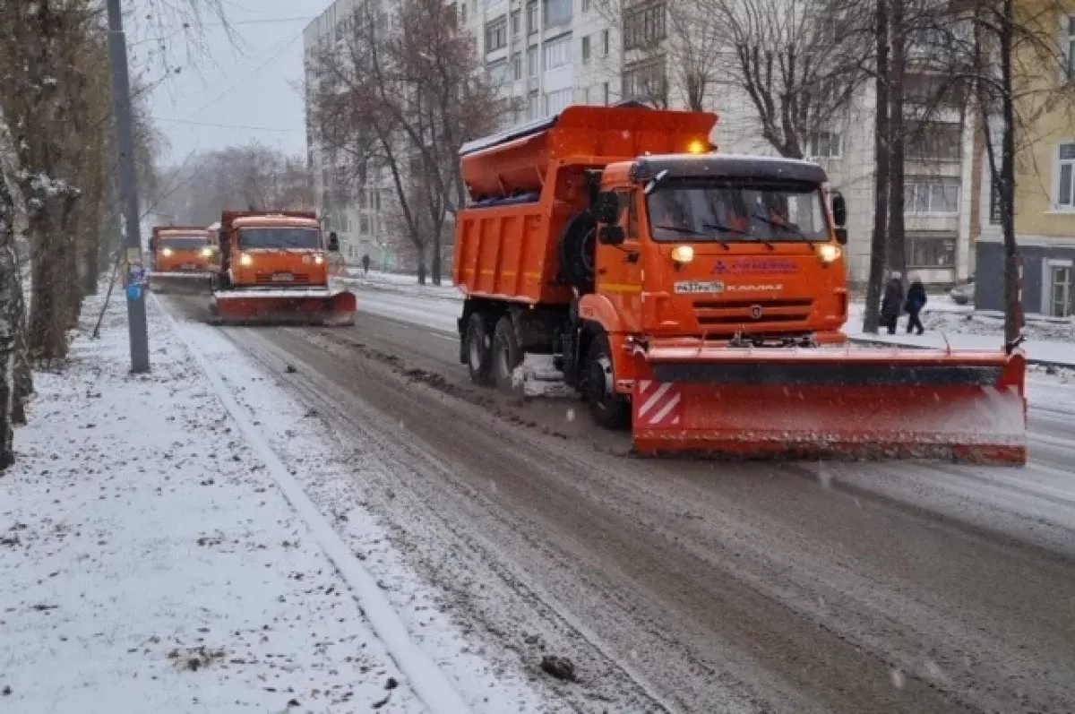 В Екатеринбурге дорожные службы ускорили вывоз снега за выходные-0