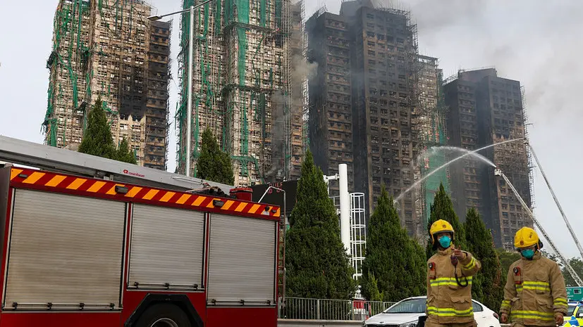 Число жертв пожара в Гонконге выросло до 128