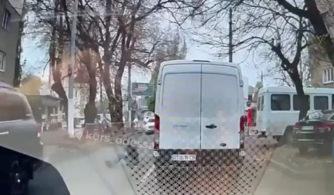 Видео побега мобилизованного из автомобиля военкомов в Одессе появилось в Сети