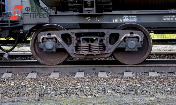 В Ростовской области грузовой поезд вернули на рельсы после ЧП без пострадавших-0