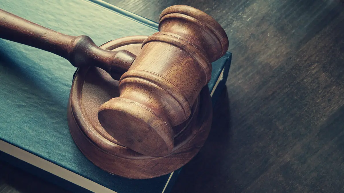 Суд отпустил мигранта, въехавшего на машине в толпу на остановке в Твери