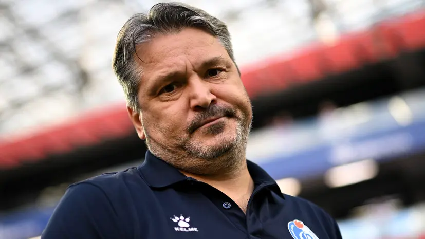 Уроки мимики и жестов, контакты с предметами мебели и аналитика на века: как Евсеев превратился в тренера-мем