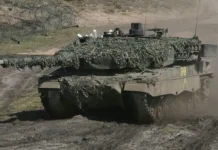 Владимир Путин и фрагмент Leopard, хранящийся в кремлёвской библиотеке vladimir putin i fragment hranyashhijsya v kremlyovskoj biblioteke-journalrf-ru-0