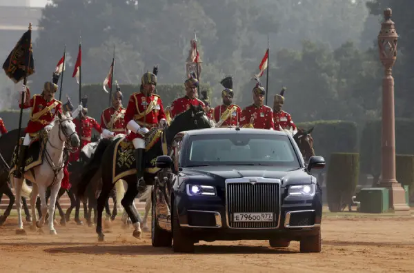 Кортеж Владимира Путина проезжает по Нью-Дели к месту торжественного приема в президентском дворце Раштрапати Бхаван, построенном в 1929 году для вице-короля Индии. (Константин Завражин / Sputnik / Reuters)