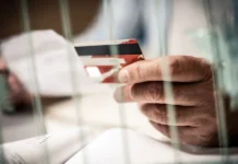 Владислав Шведченко объясняет, как поступить с найденной банковской картой vladislav shvedchenko obyasnyaet kak postupit s najdennoj bankovskoj kartoj-journalrf-ru-0