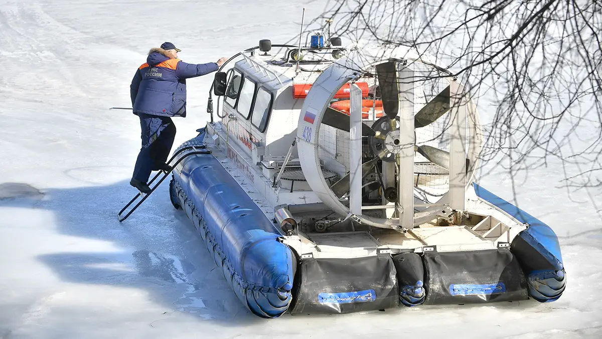 Провалившихся под лед в Брянске детей ищут с помощью 10 подводных камер