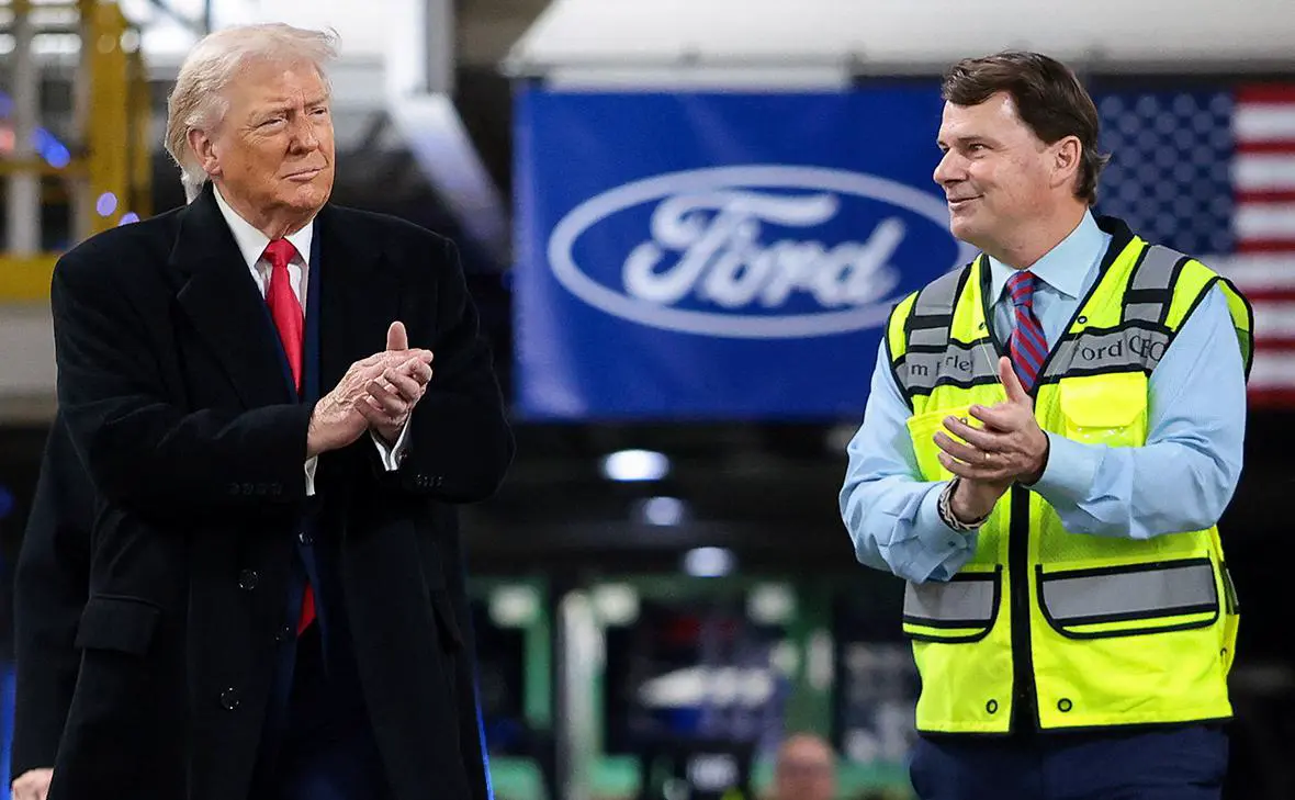 Дональд Трамп во время визита на завод Ford (Evelyn Hockstein / Reuters)