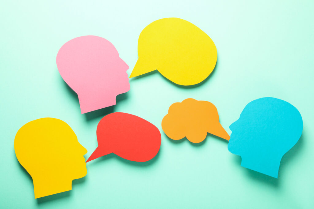 Бумажные головки с пузырьками речи