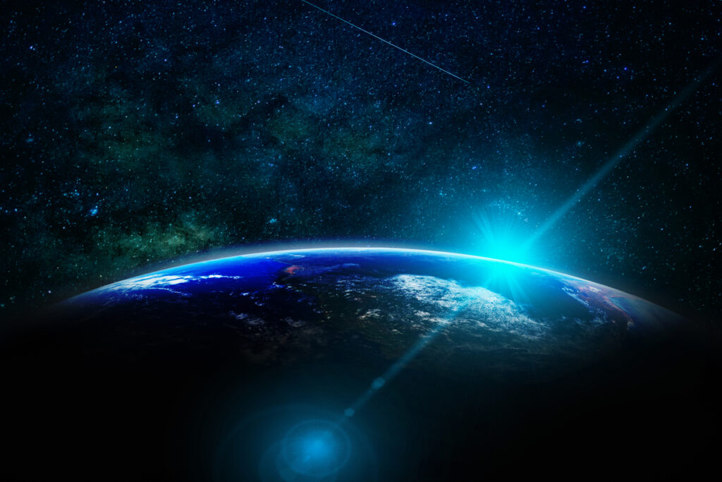 Часть земли с восходом солнца и бликами