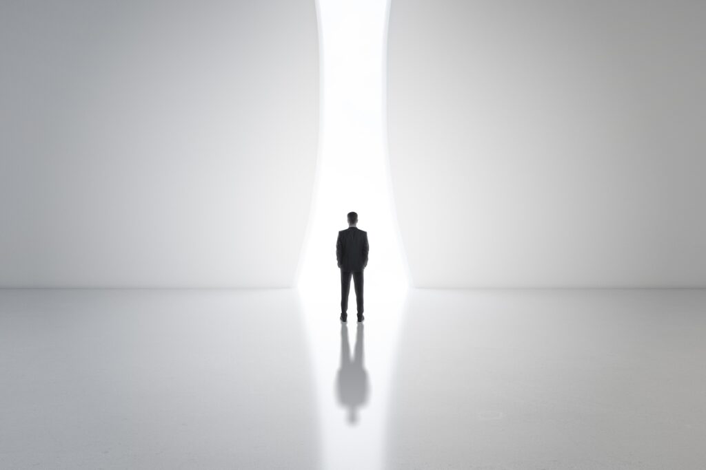 Человек идёт к белому свету