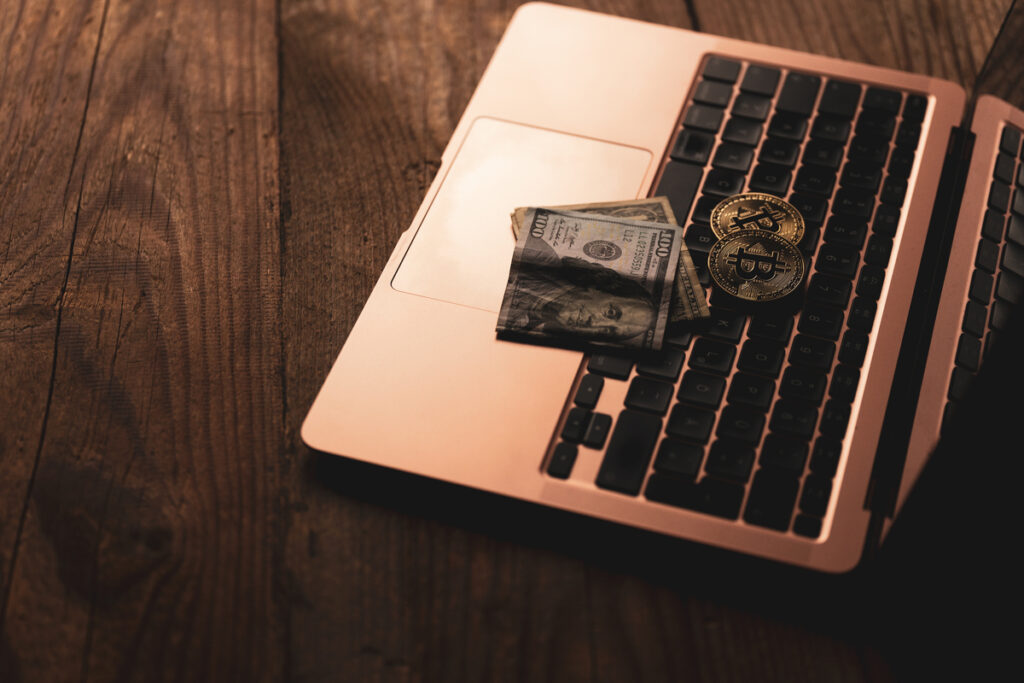 Деньги на клавиатуре ноутбука