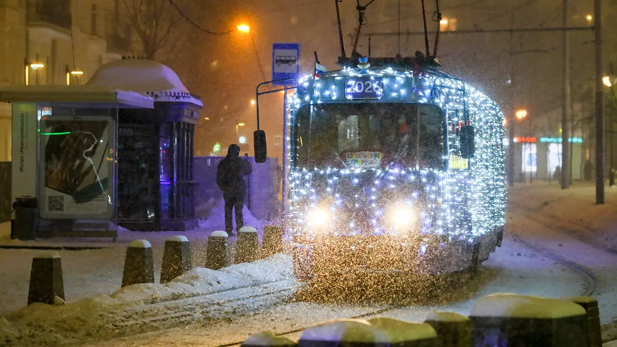 Столичных водителей призвали использовать городской транспорт во время снегопада