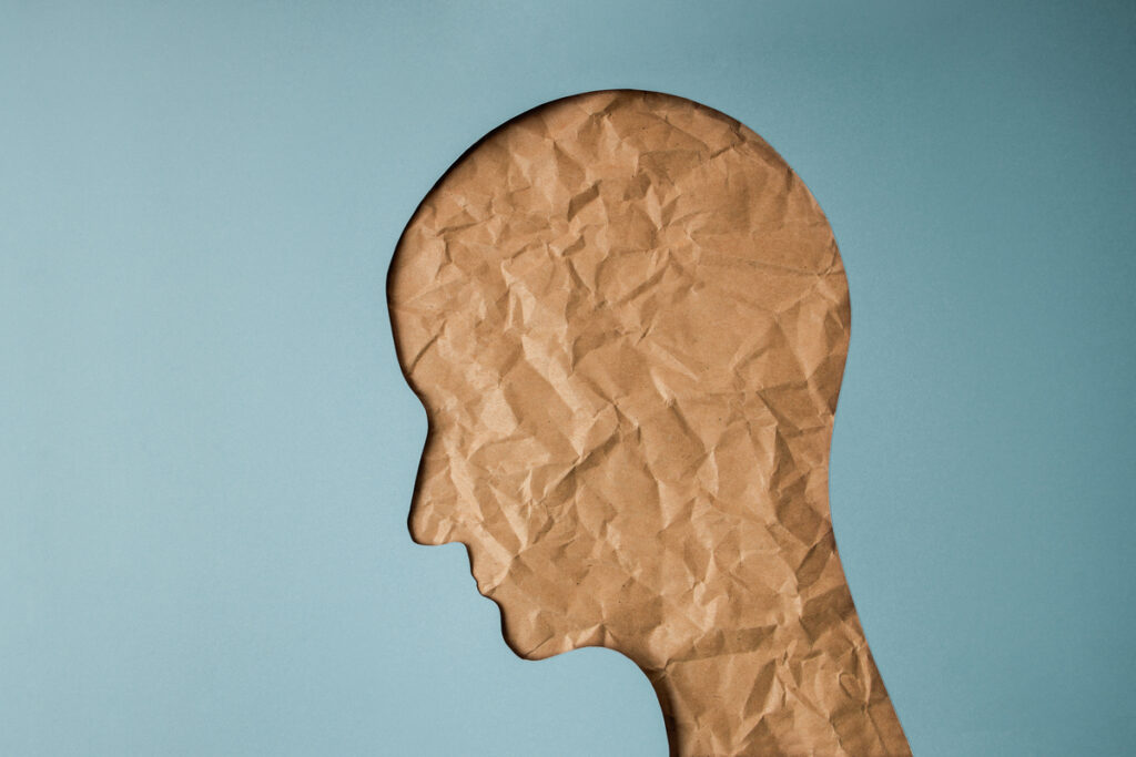 Форма женской головы из скомканной бумаги