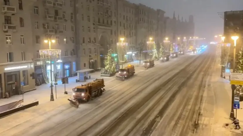 Городские службы ликвидируют последствия мощного снегопада