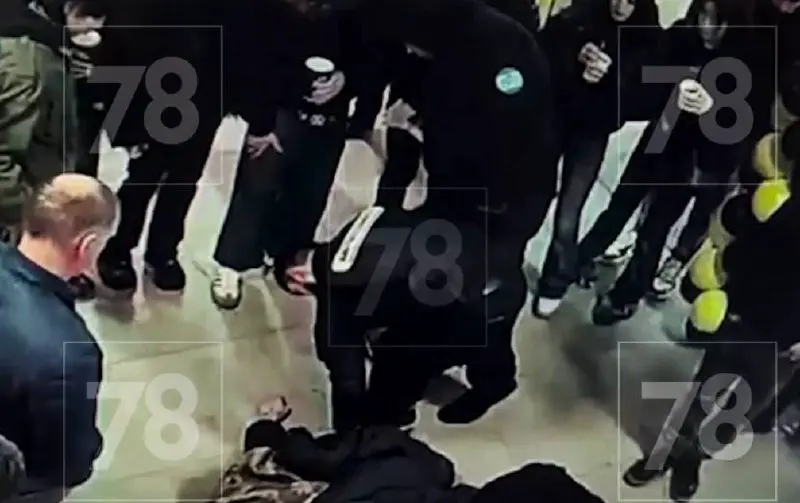 Появилось видео, как охранники задерживают молодого человека в ТЦ Петербурга