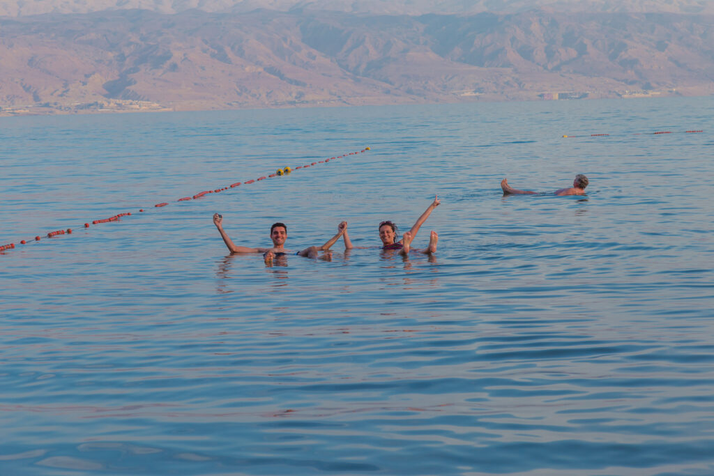 Пара плавает в Мертвом море