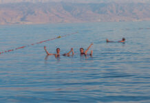 Десять странных, но правдивых фактов о географии Пара плавает в Мертвом море