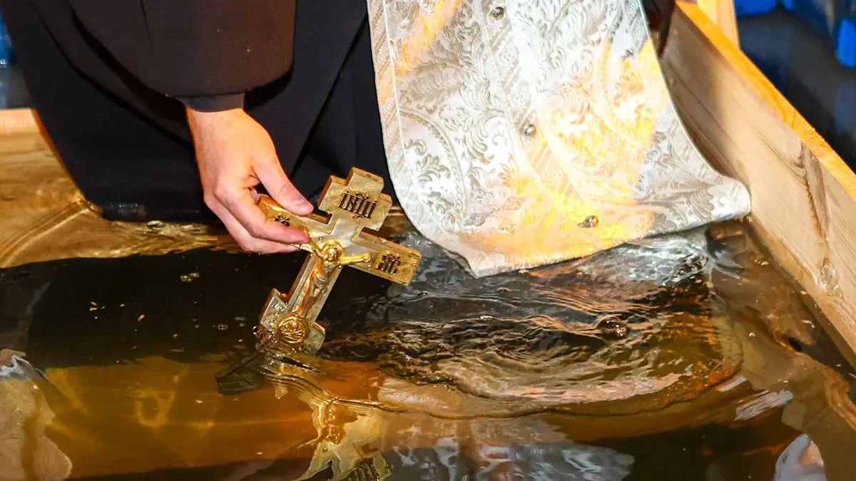 В РПЦ объяснили, ведет ли окунание в прорубь к очищению от грехов