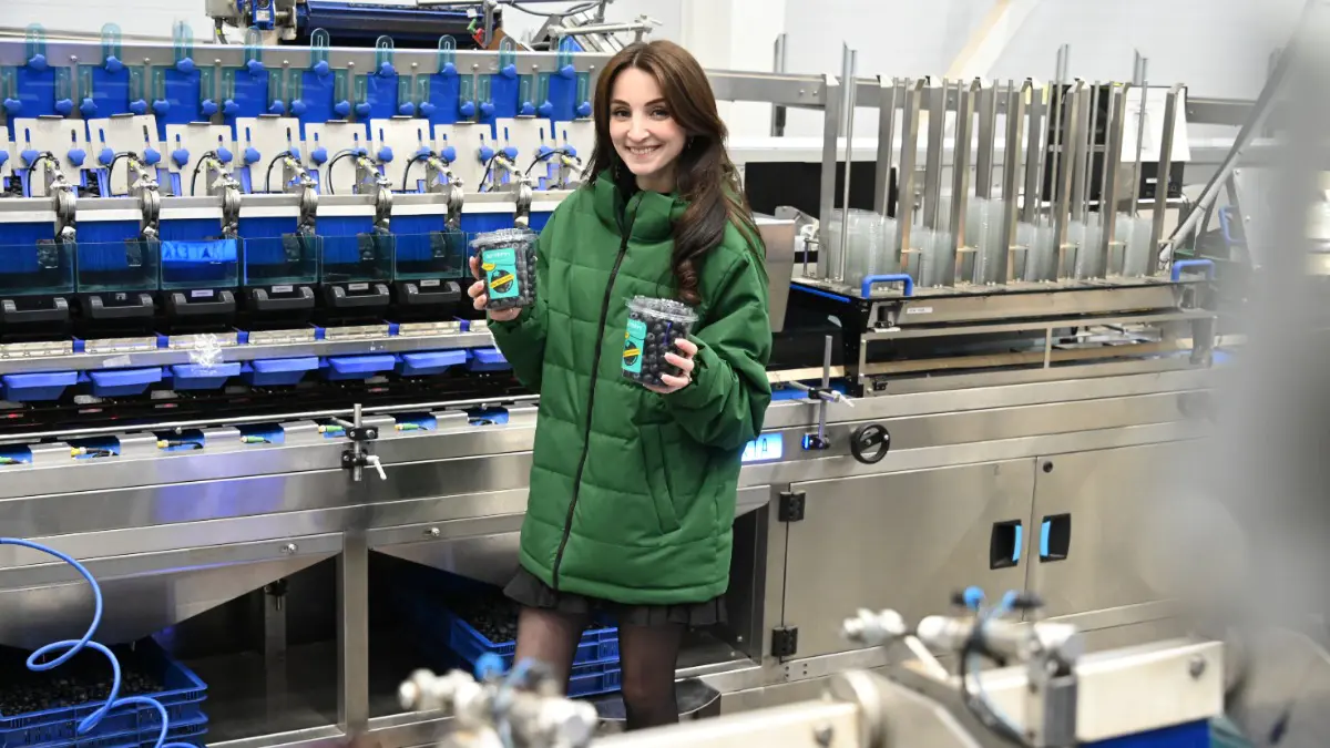 Руководитель отдела внешней экономической деятельности московской компании, реализующей фрукты, Камила Мандрыкина демонстрирует продукцию предприятия