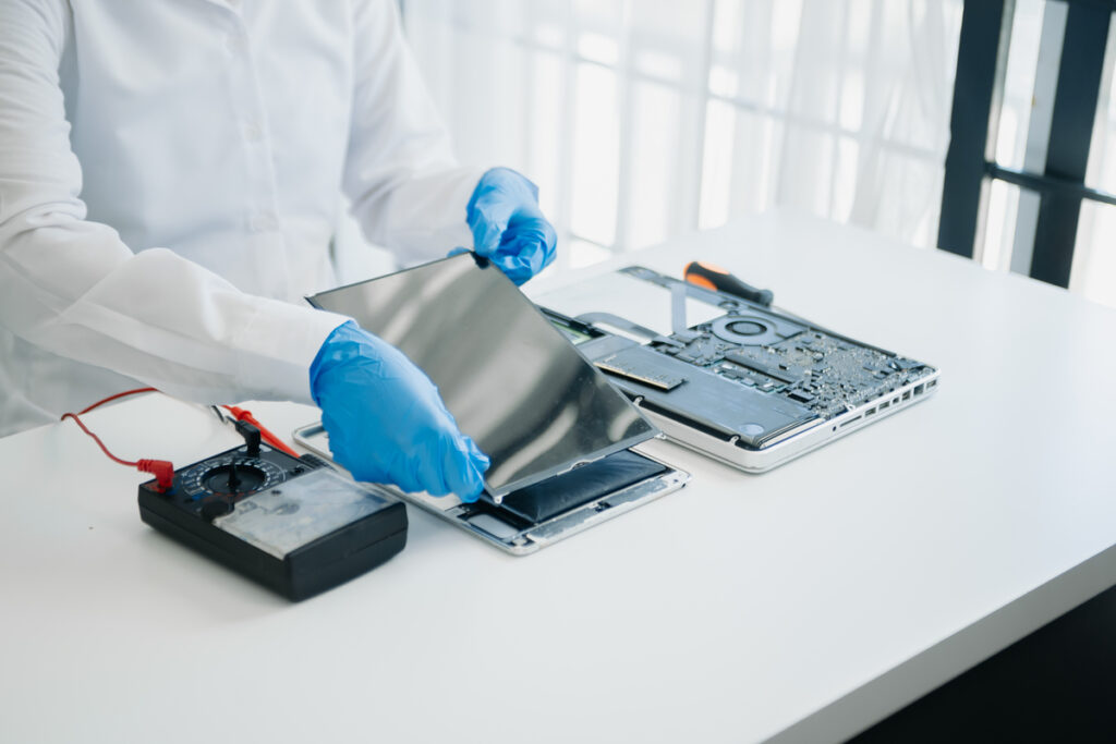 Техник-электронщик чинит ноутбук