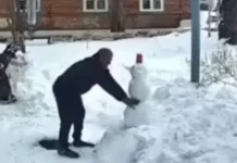 Тракторист в Оренбурге спас снеговика, удивив весь город своим поступком traktorist v orenburge spas snegovika udiviv ves gorod svoim postupkom-journalrf-ru-0