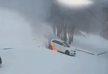 Тренер спас ребёнка из горящей машины в Иркутской области trener spas rebyonka iz goryashhej mashiny v irkutskoj oblasti-journalrf-ru-0