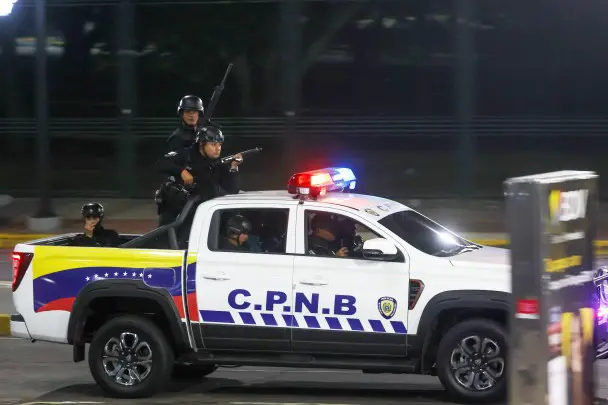 Российское посольство не пострадало в результате взрывов в Каракасе, заявил посол России Сергей Мелик-Багдасаров. Организованных туристов из России в Каракасе нет, сообщили в АТОР.