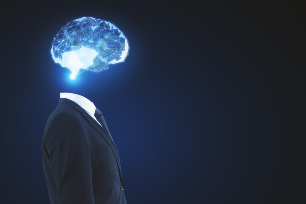 Вид сбоку на бизнесмена с многоугольным мозгом