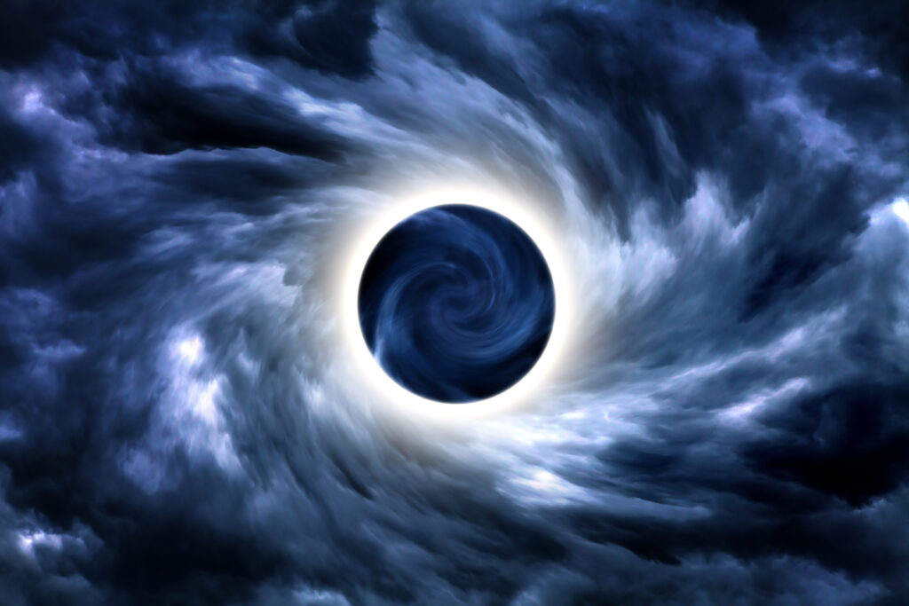 Абстрактный круг со светом в размытом вихре темных облаков