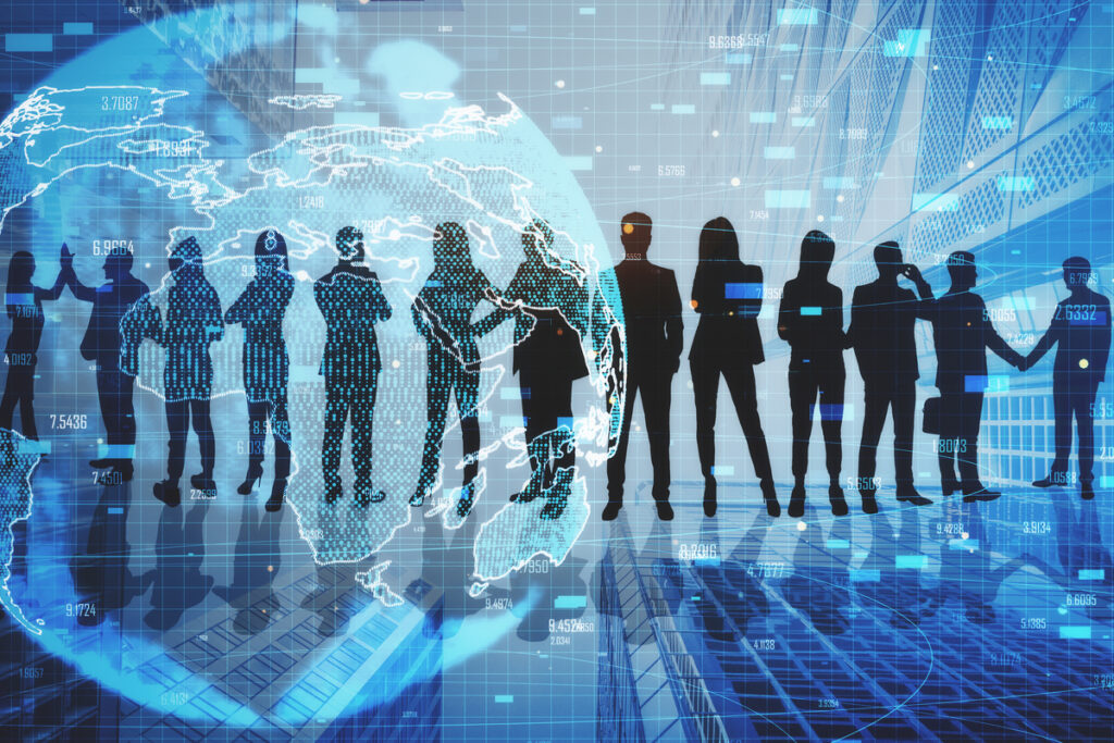 Абстрактный силуэт толпы на фоне города