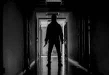 Александр С. напал на общежитие в Уфе_ как это было aleksandr s napal na obshhezhitie v ufe kak eto bylo-journalrf-ru-0