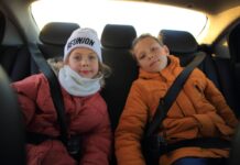 Какие угрозы скрывает ваш автомобиль? Дети сидят на заднем сиденье автомобиля