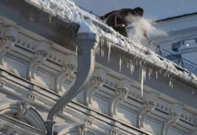 Дворник из Санкт-Петербурга спасся, повиснув на проводах dvornik iz sanktpeterburga spassya povisnuv na provodah-journalrf-ru-0