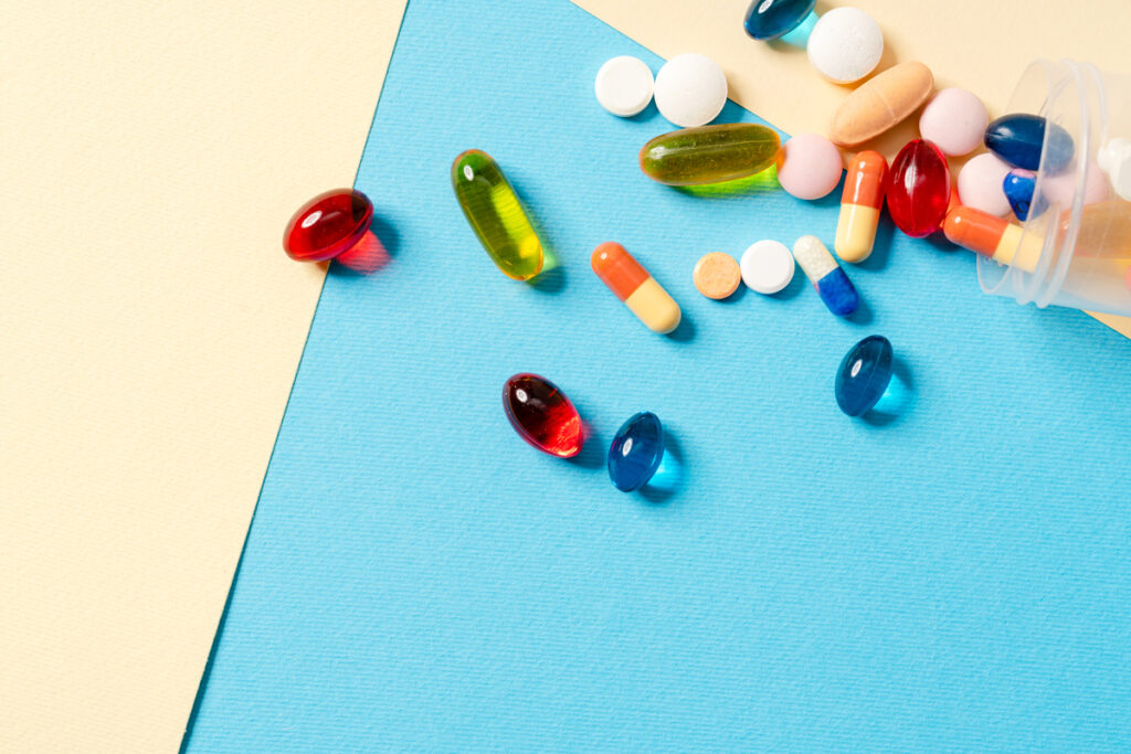 Крупный план разбросанных таблеток