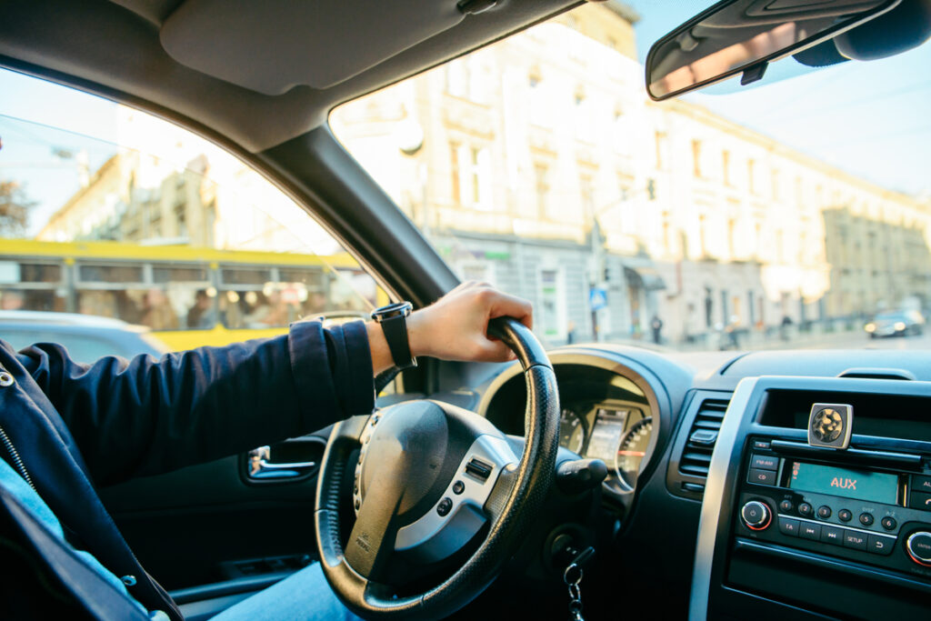 Мужчина за рулём автомобиля