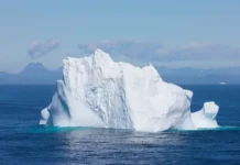 Необычный айсберг поражает гостей Заповедного Крыма у Бакальской косы neobychnyj ajsberg porazhaet gostej zapovednogo kryma u bakalskoj kosy-journalrf-ru-0