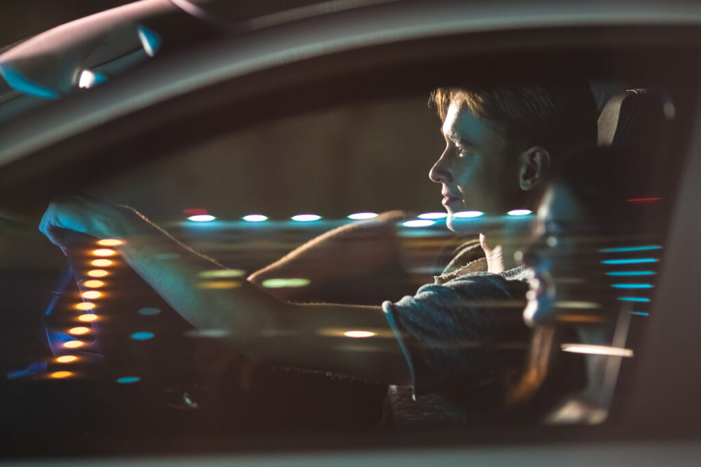 Пара едет вечером в машине