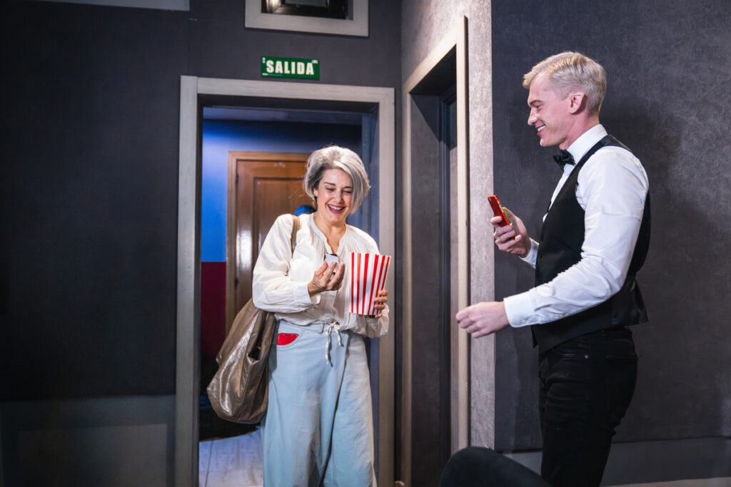 Проверка билетов в кинотеатре