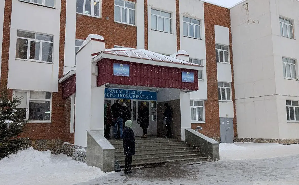 Обстановка около гимназии № 16 в Уфе (Ильфат Кинзябаев / ТАСС)