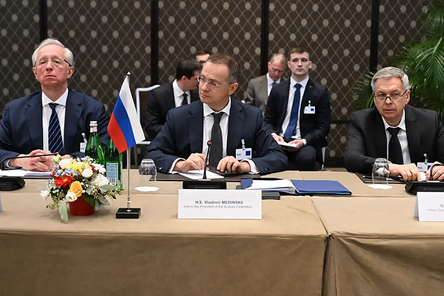 Заместитель министра иностранных дел РФ Михаил Галузин, помощник президента РФ Владимир Мединский, начальник Главного разведывательного управления Генерального штаба ВС РФ адмирал Игорь Костюков (слева направо) во время трехсторонней встречи делегаций России, США и Украины в Женеве. (Екатерина Чеснокова / РИА Новости)